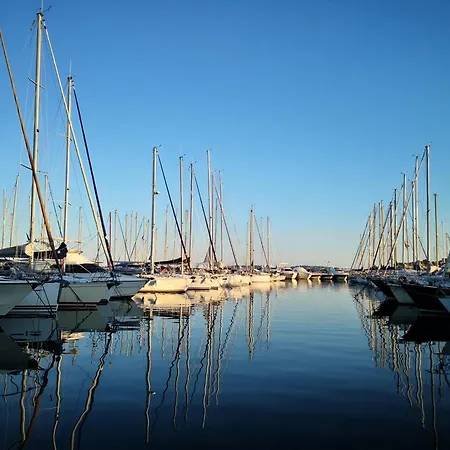 Apartment A Port - Proche De Toutes Commodites Hyeres
